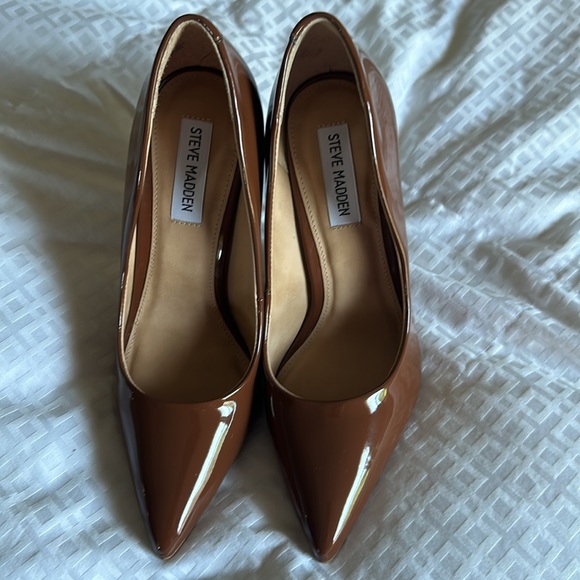 **SEASONS HOTTEST COLOR** Steven Madden Daisie Pump - Picture 3 of 7